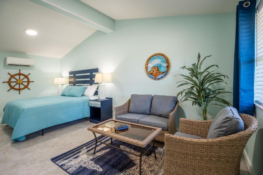 大西洋滩Salt Air Inn & Suites的客厅配有床和沙发