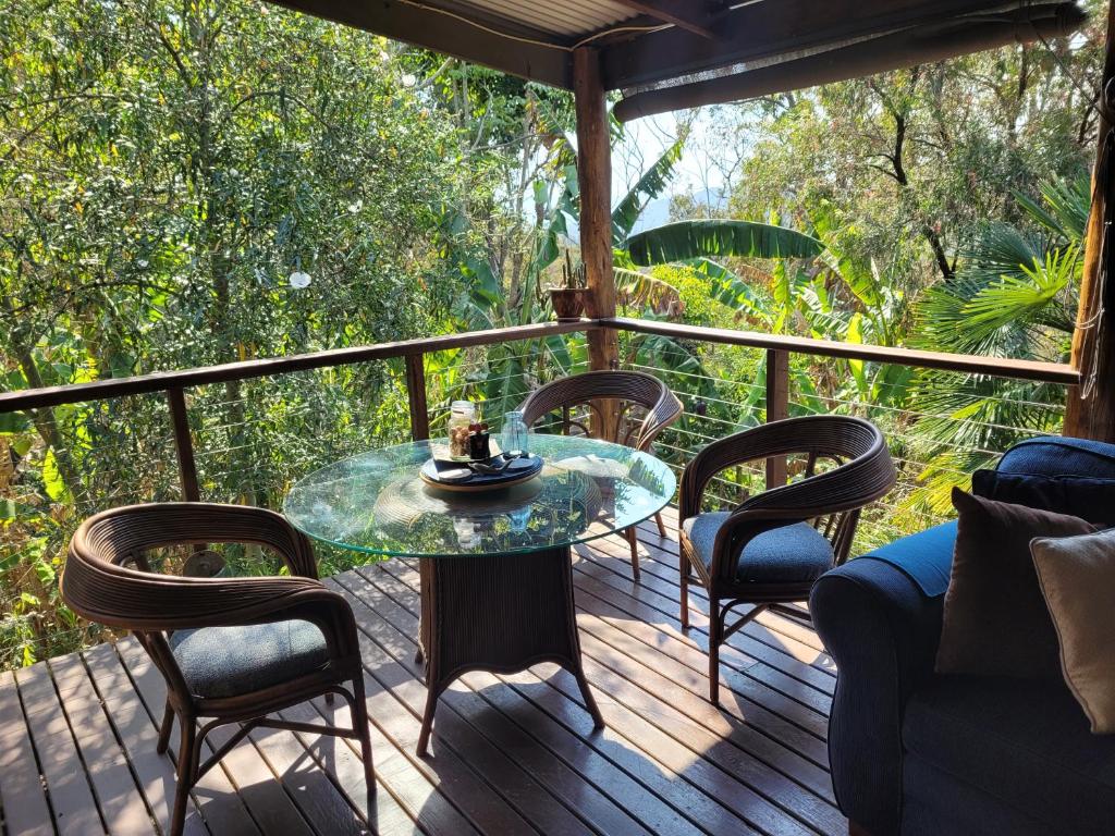 Kookaburra Cottage at Uralba Eco Cottages的阳台或露台