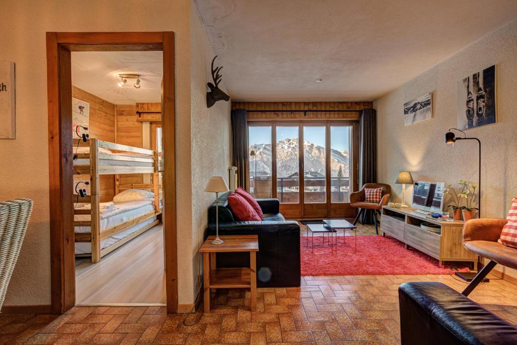 拉茨欧马兹Appartement Bellevue 207的客厅设有一间卧室和一张双层床。