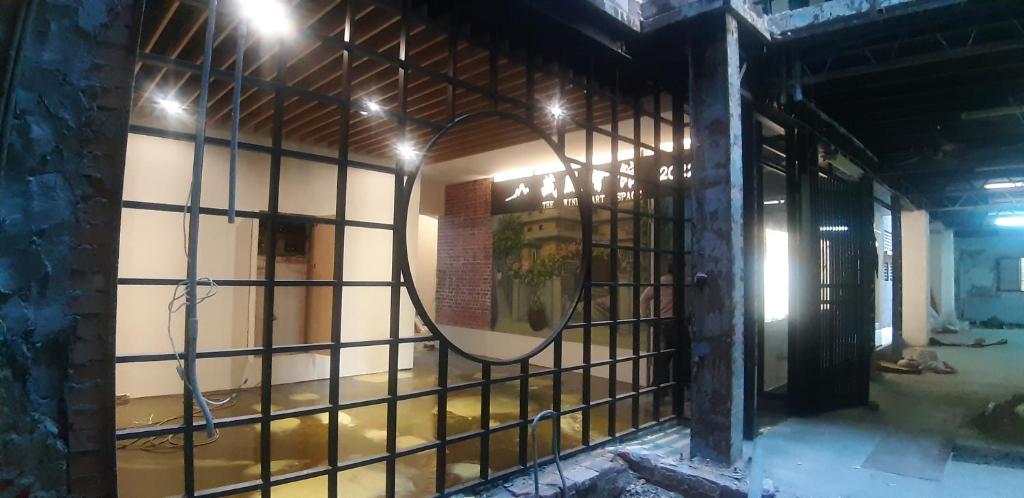 台南藏風民宿THE WIND GUESTHOUSE 2022的建筑墙上的镜子