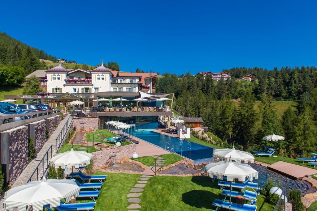 奥蒂塞伊多洛米蒂阿尔比恩山温泉度假酒店的享有带游泳池的度假村的空中景致