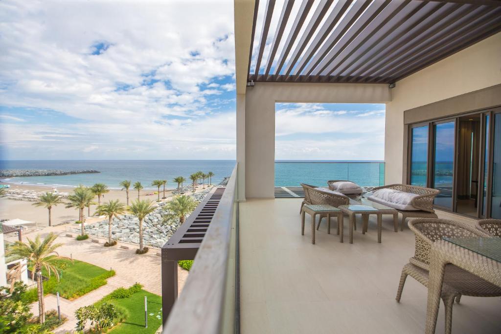 富查伊拉Al Aqah Luxury Apartment w/ Sea Views at Address Residences的享有海滩美景的阳台
