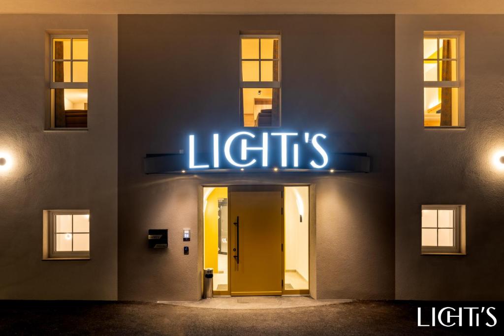 Aspang MarktLichti´s Rooms & Appartements的建筑物一侧的灯光标志