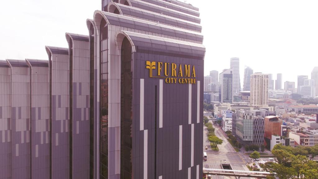 新加坡Furama City Centre的一座高大的建筑,旁边有一个标志