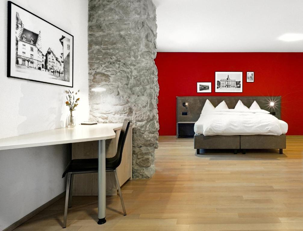 楚格祖格托尔酒店的一间卧室设有红色墙和一张床