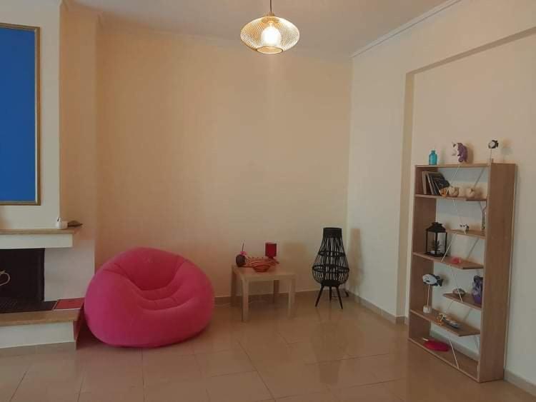 雅典Lovely house的客厅,房间中间配有粉红色椅子