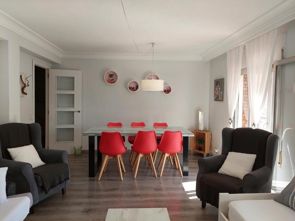马德里Apartamento Madrid dBA3的客厅配有桌子和红色椅子