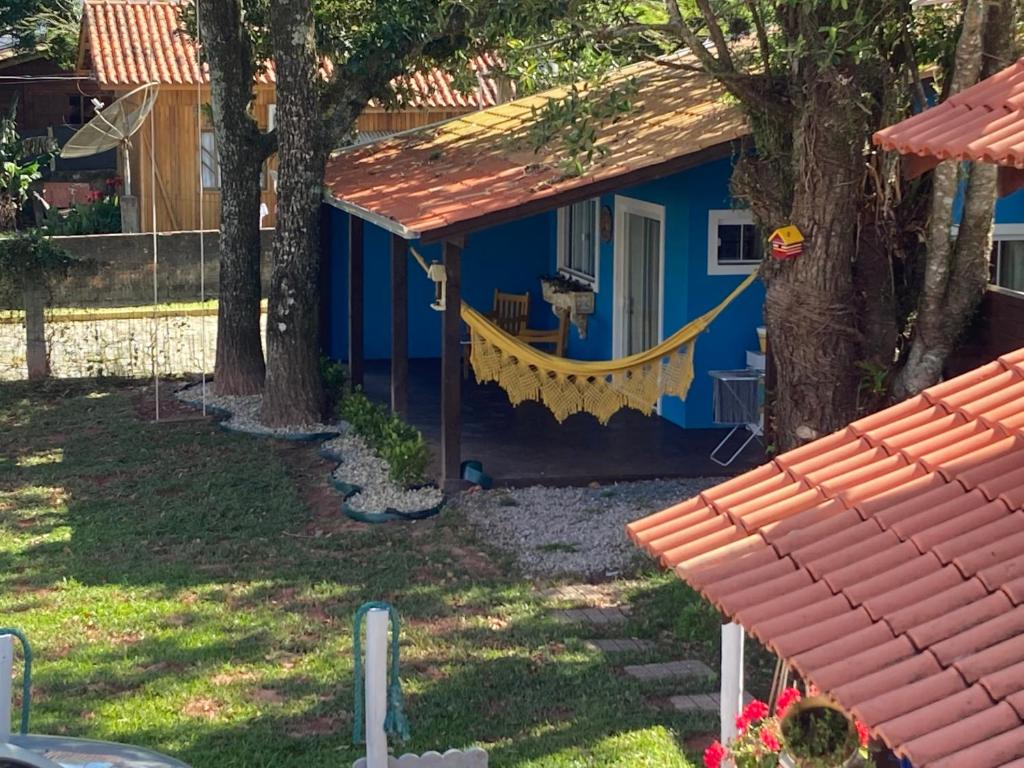 邦比尼亚斯Vila Madu的蓝色房子,有红色屋顶