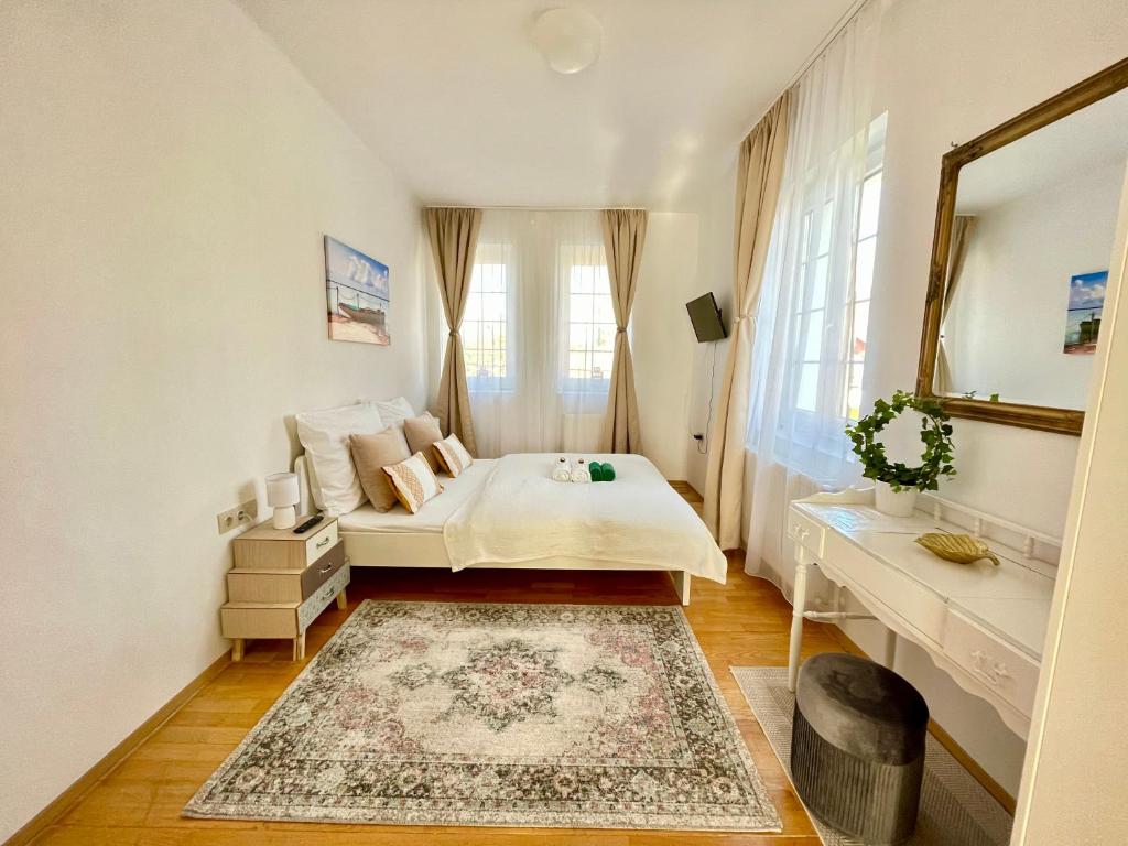 凯斯特海伊Libás Apartman的一间小卧室,配有一张床和镜子
