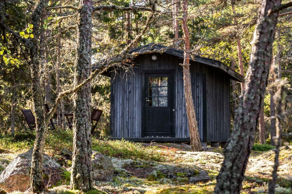 IniöCafe Alppila的森林中间的小棚屋