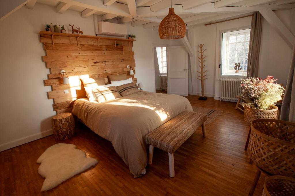 IssigeacNAMASTE COTTAGE的一间卧室设有一张大床和木墙