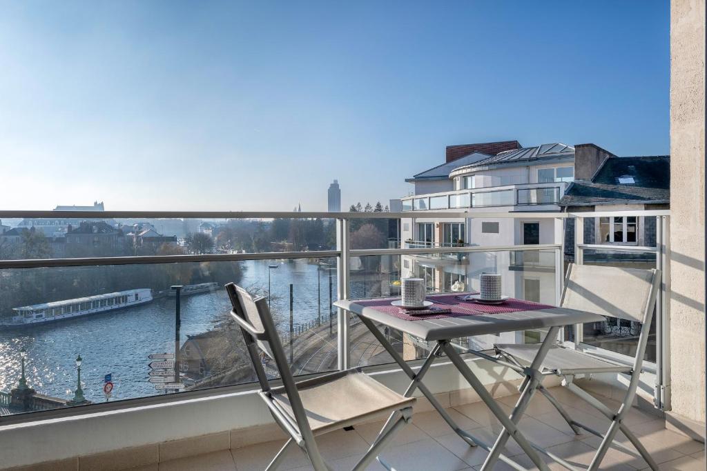 Appartement avec vue sur l'Erdre pour 4 personnes的阳台或露台