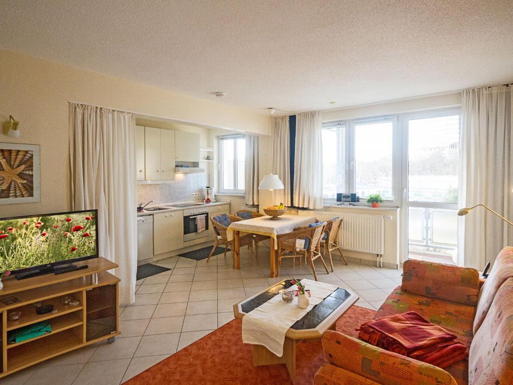 奥斯特西巴德钦诺维茨Apartment Zur Düne II by Interhome的带沙发和桌子的客厅以及厨房。