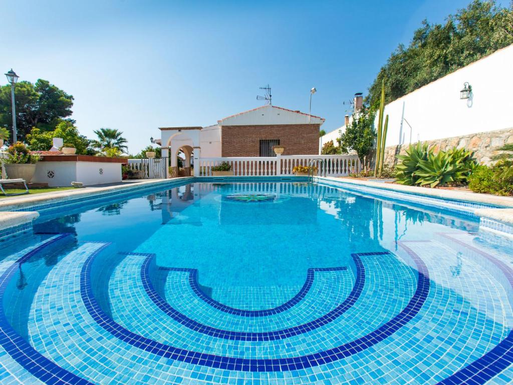 莫特里尔Holiday Home El Pino - AMU555 by Interhome的蓝色海水大型游泳池