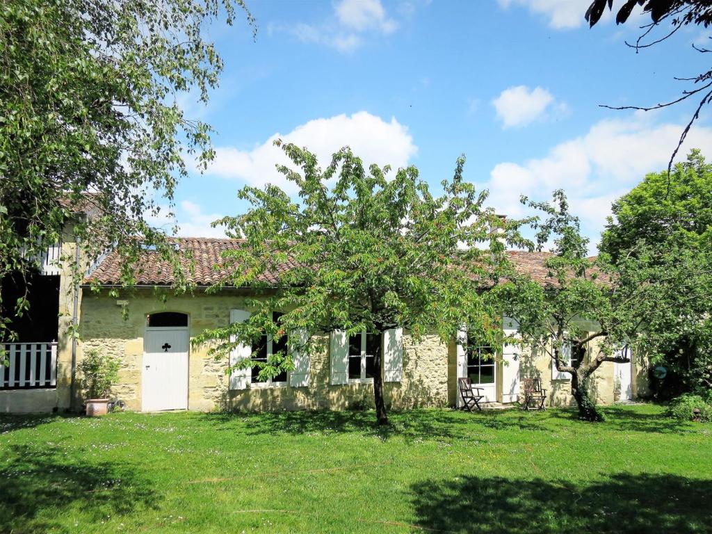 Vertheuil-en-MédocHoliday Home La Vertheuillaise - VHL100 by Interhome的一座带庭院的古老石头房子