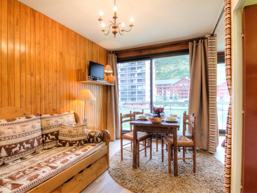 土绪尔Apartment Bellard-1 by Interhome的一间卧室配有一张床和一张桌子,设有用餐室