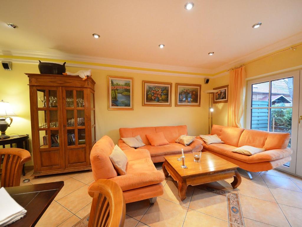 格罗斯齐克Holiday Home Sanddorn by Interhome的客厅配有橙色沙发和咖啡桌