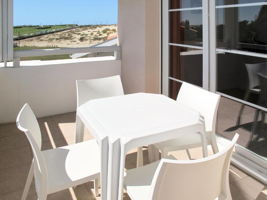 比斯卡罗斯海滩Apartment Résidence Belle Dune - BPL332 by Interhome的海滩景阳台配有白色桌椅
