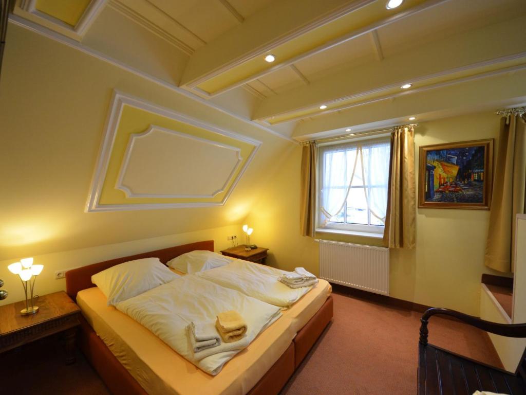 格罗斯齐克Holiday Home Strandhafer by Interhome的一间卧室配有一张带白色床单的床和一扇窗户。