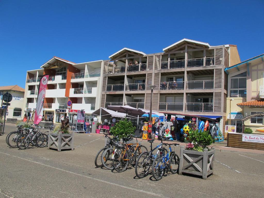 米尼赞海滩Studio Horizon-1 by Interhome的停在大楼前的一群自行车