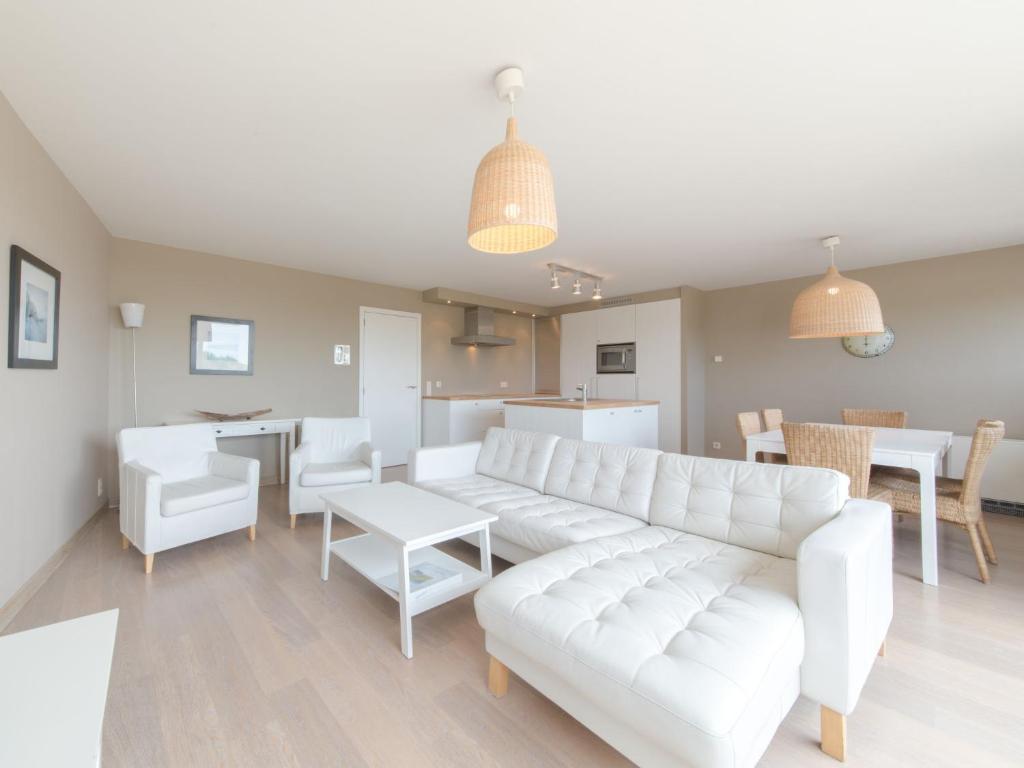 布列登Apartment Residentie Albatros by Interhome的客厅配有白色的沙发和桌子