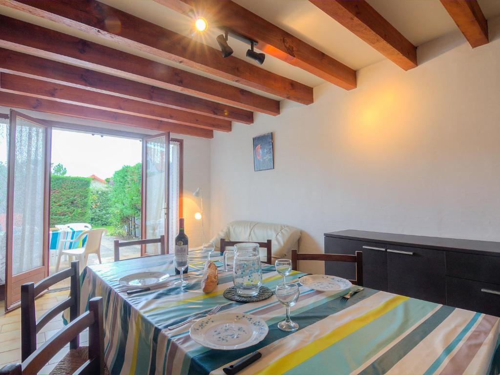 米尼赞海滩Holiday Home Sicard-1 by Interhome的一间带桌椅和窗户的用餐室