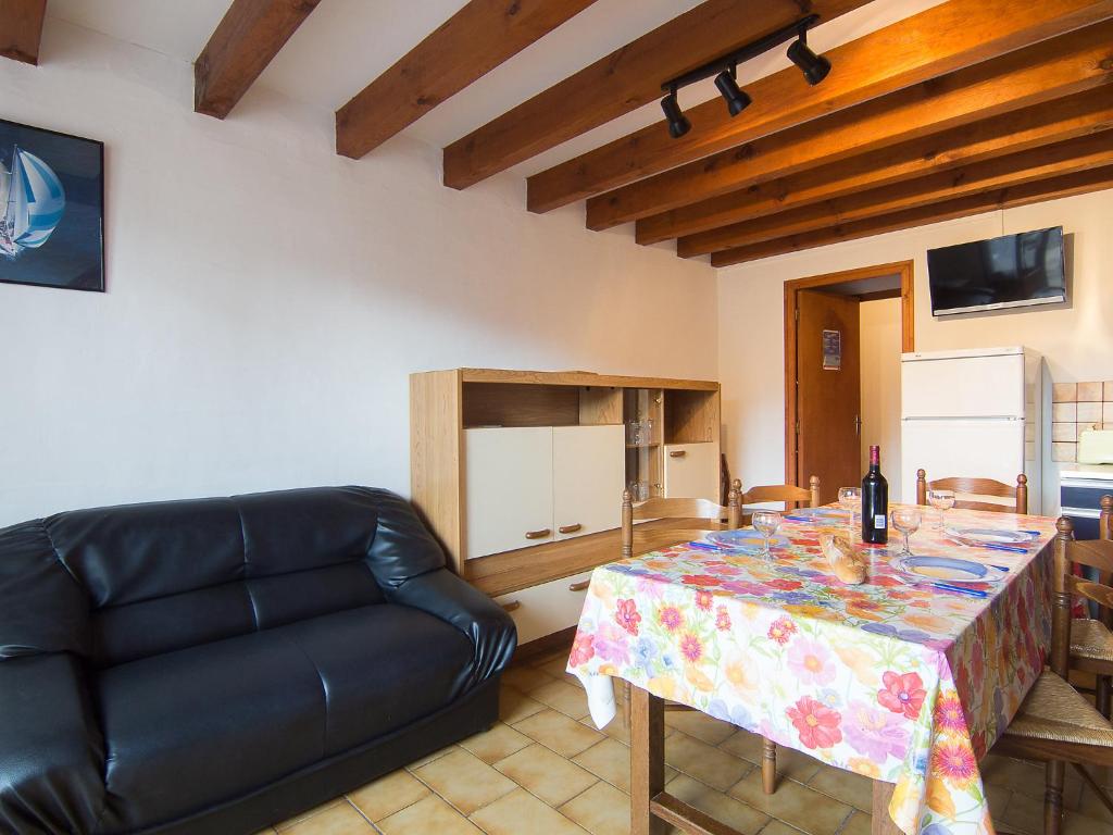 米尼赞海滩Holiday Home Sicard-2 by Interhome的客厅配有桌子和沙发