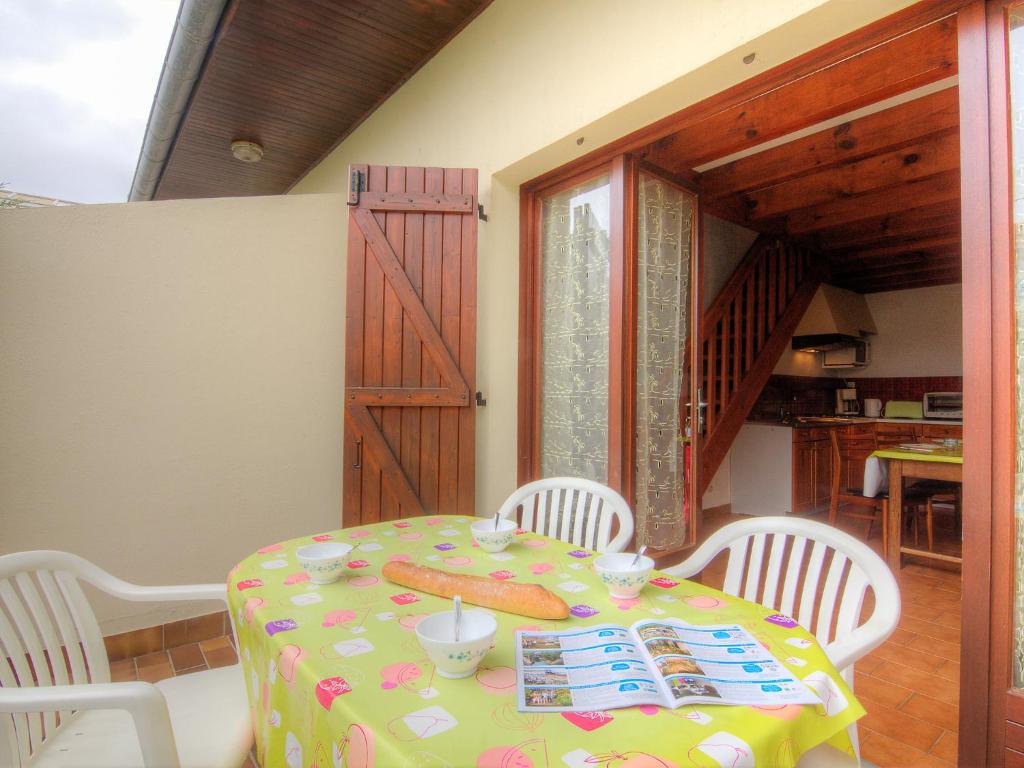 米尼赞海滩Holiday Home Sicard-9 by Interhome的餐桌、椅子、桌子和桌布