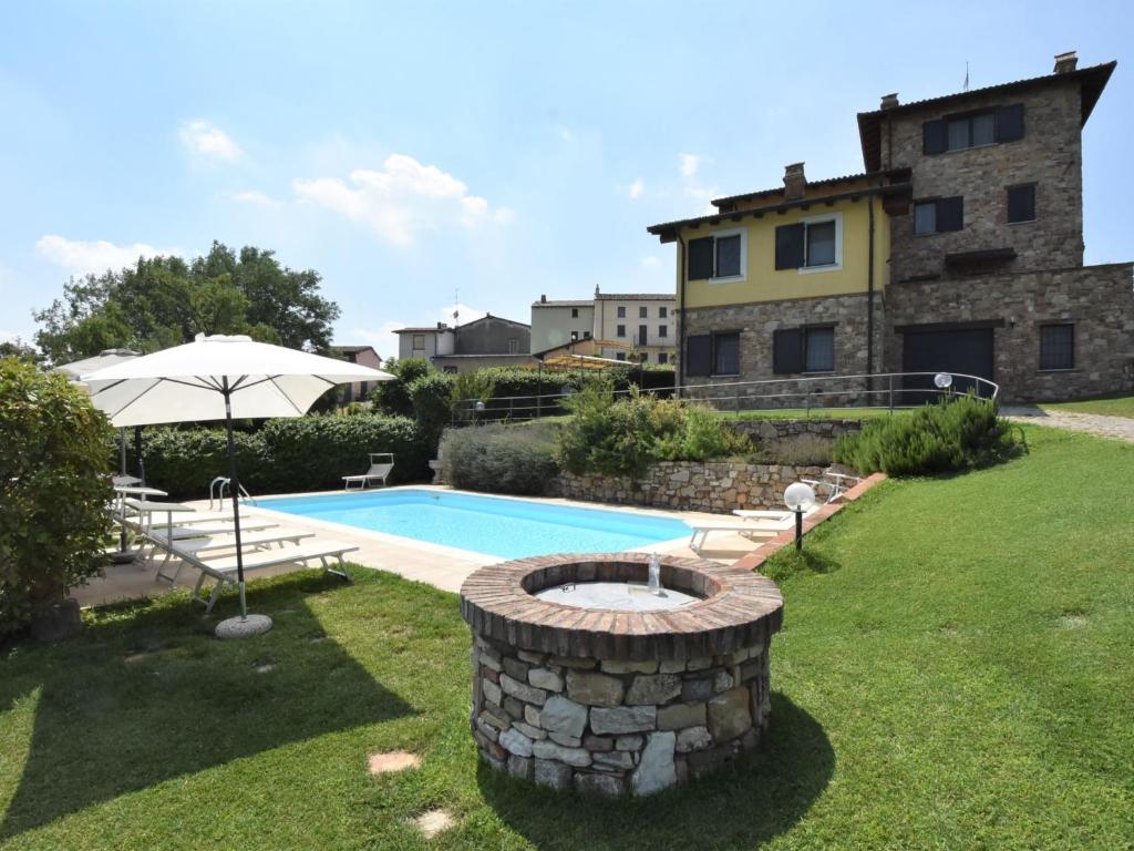 CastanaHoliday Home La Corte Bricca - Trilo Torretta by Interhome的一个带游泳池和房子的后院