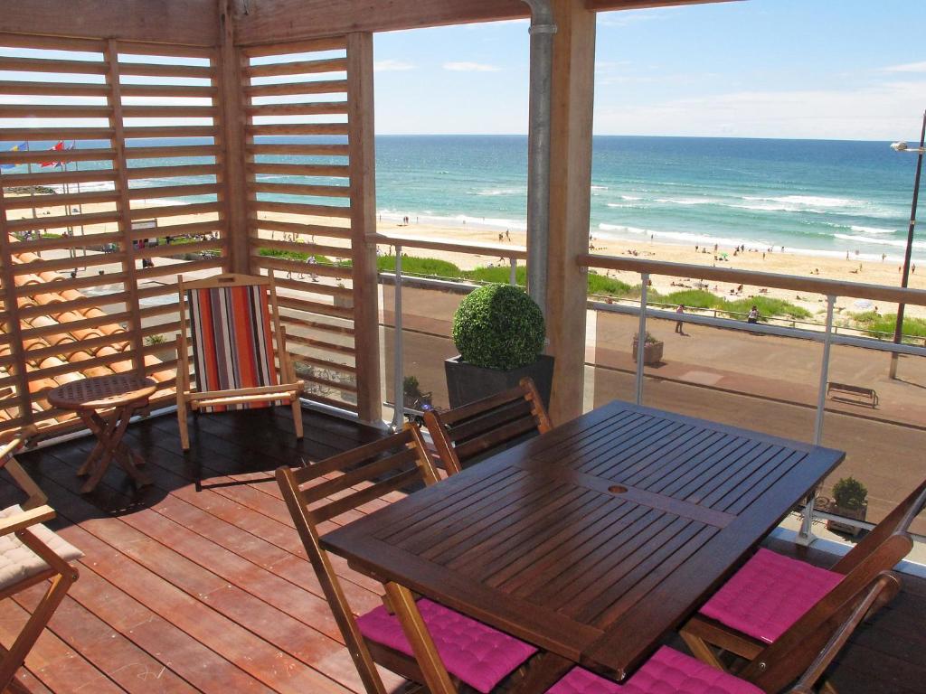米尼赞海滩Apartment Horizon-2 by Interhome的海滩景甲板上的桌椅