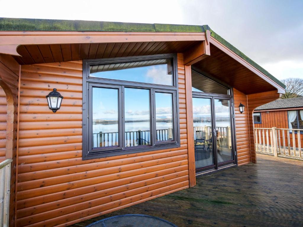 BallingryChalet Loch Leven Lodge by Interhome的小木屋设有窗户和阳台