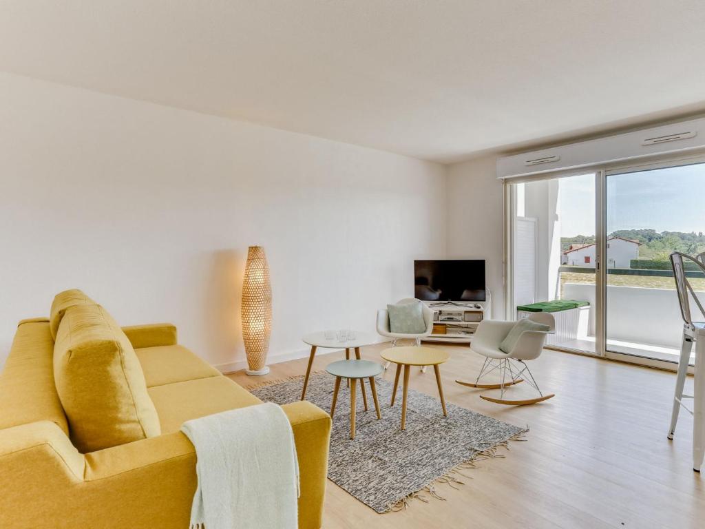 比达尔Apartment Le clos Xapella by Interhome的客厅配有黄色的沙发和桌子