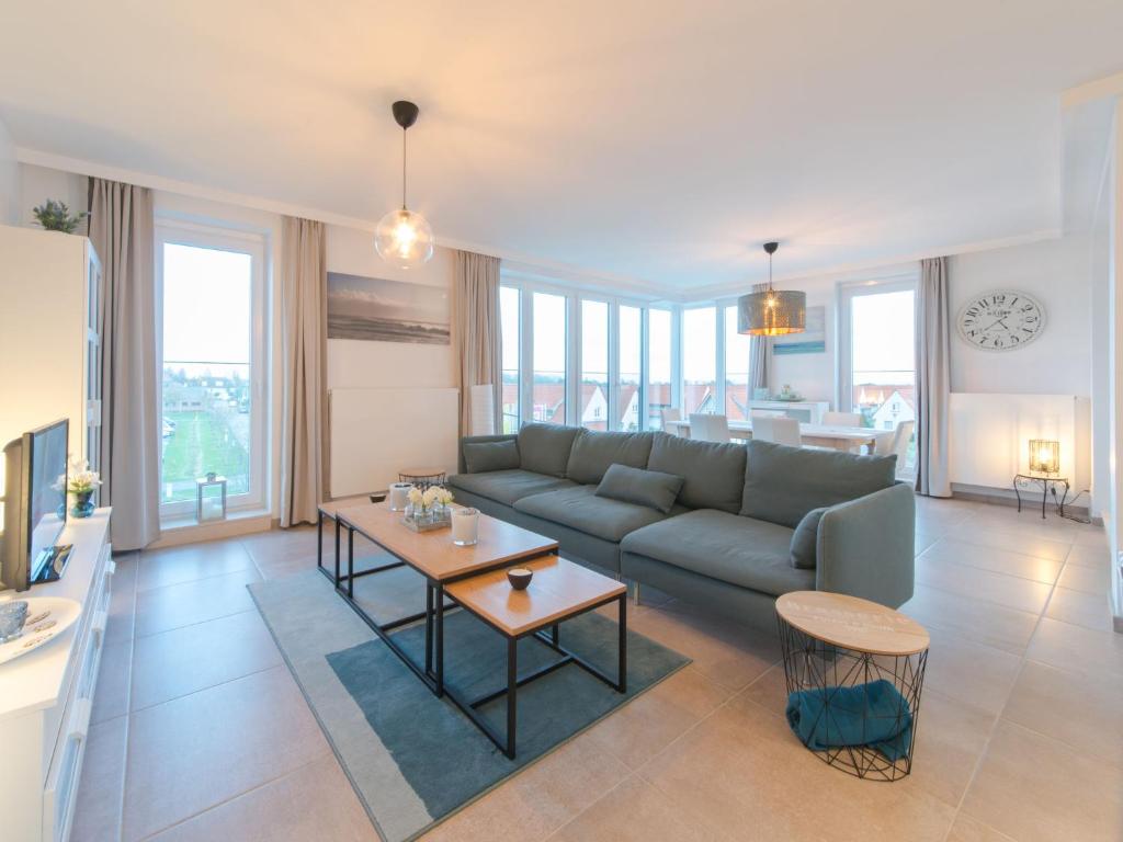 布列登Apartment Residentie sunset by Interhome的客厅配有沙发和桌子