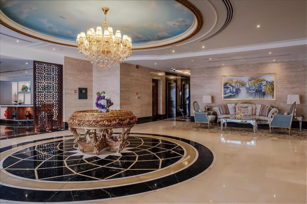 沙迦Crystal Plaza Al Majaz Hotel的带有吊灯的酒店大堂