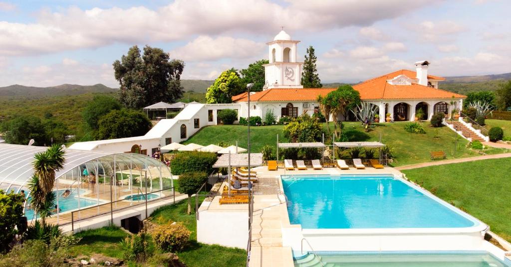 维拉卡洛斯帕兹德尔格提拉波萨达酒店的一座带游泳池和教堂的庄园