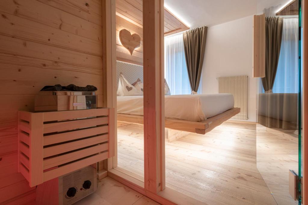 韦尔米廖白塔瓦伦酒店的一间卧室配有一张床和镜子