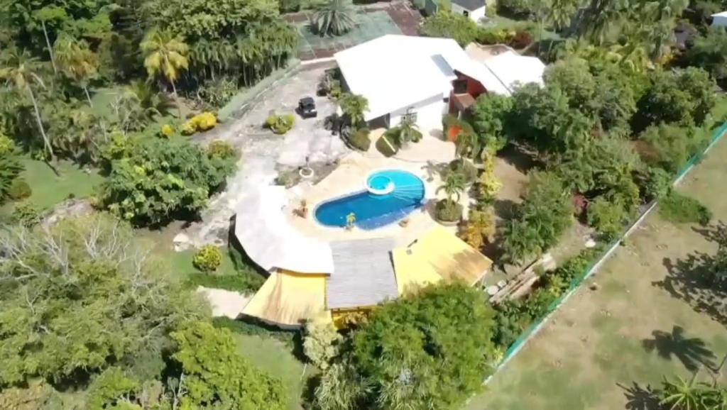 El CoveFinca de Lujo Villa Clarita en San Andrés的享有带游泳池的房屋的空中景致