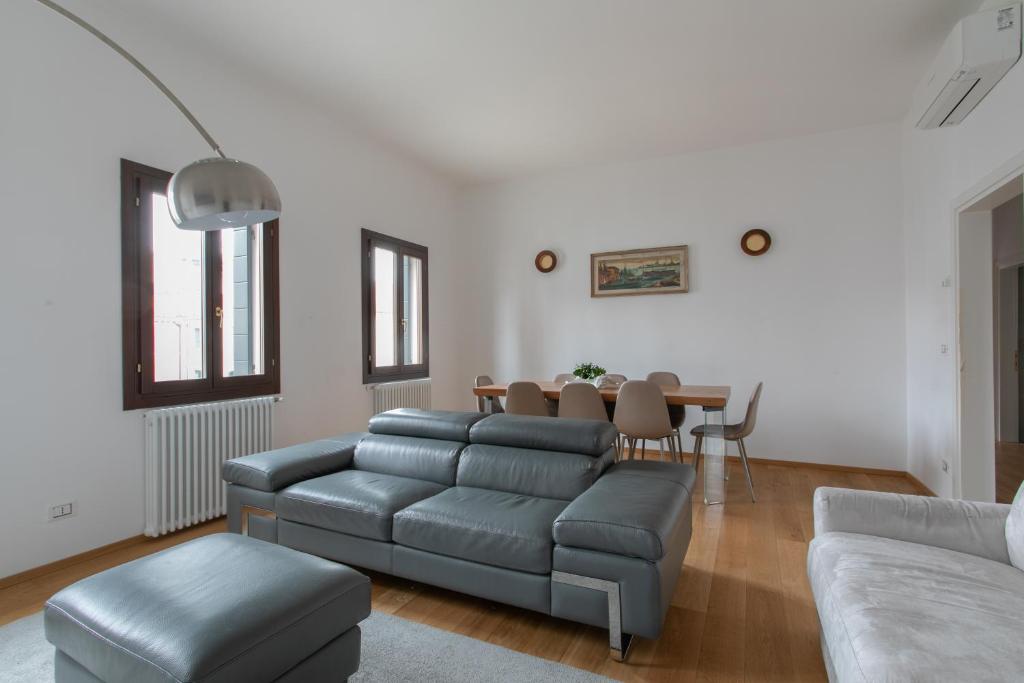 威尼斯Residenza Pomponi Deluxe的客厅配有沙发和桌子