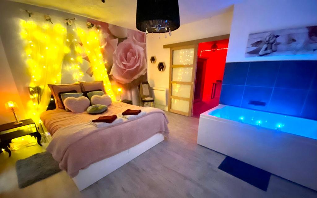 阿维尼翁COSY & SPA Appartement Luxe JACUZZI SAUNA Suite Cristal的一间卧室配有一张大床和灯光