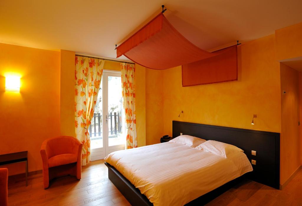 阿雷瑞斯上阿里尔酒店的一间卧室设有一张大床和一个窗户。