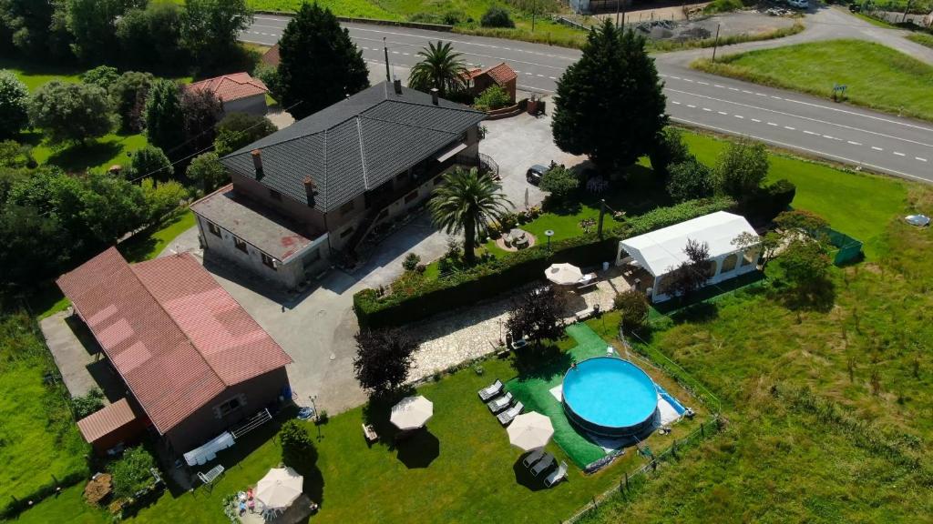PravesCasa Madrazo con piscina y parrillas的享有带游泳池的别墅的顶部景致