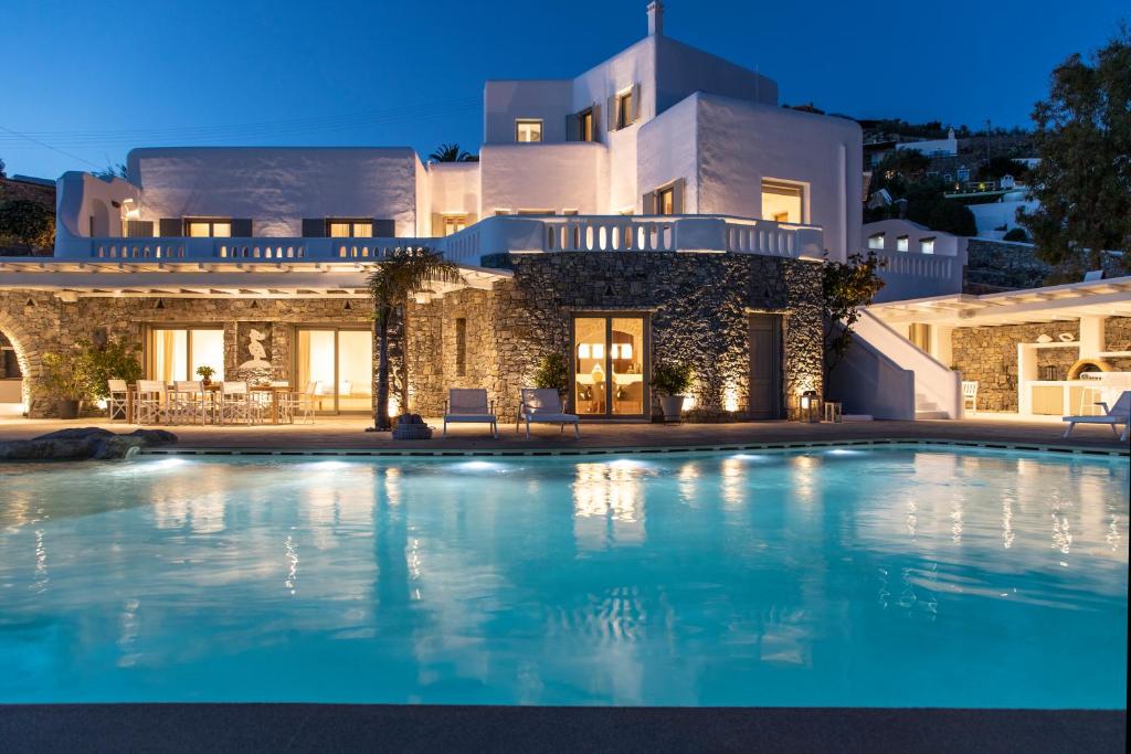 米克诺斯城Villa Ker by Ethos Hospitality- 5 Bedrooms的房屋前的大型游泳池