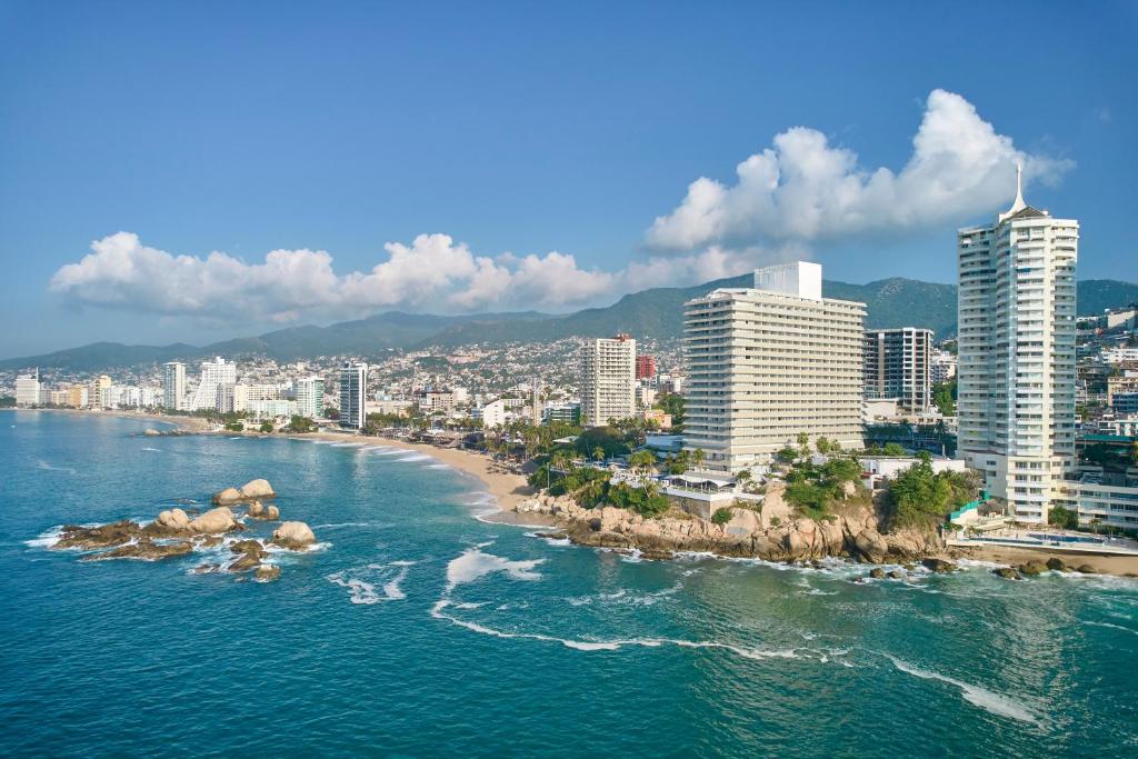 阿卡普尔科Fiesta Americana Acapulco Villas的享有城市和海滩的空中景致,拥有建筑