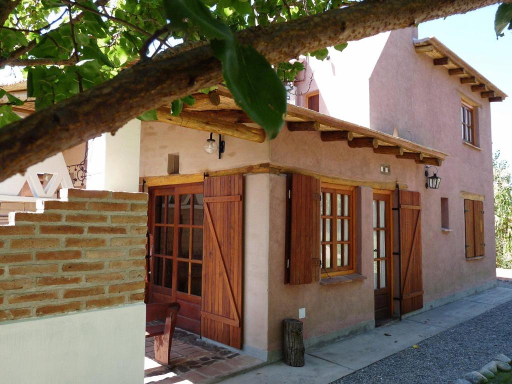 卡法亚特Cabañas Luna y Sol的一座小房子,设有木门和楼梯