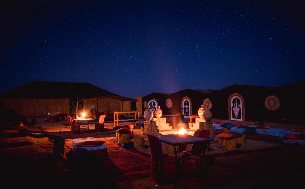 El GoueraChegaga Nomad Camp的星空的沙漠夜景