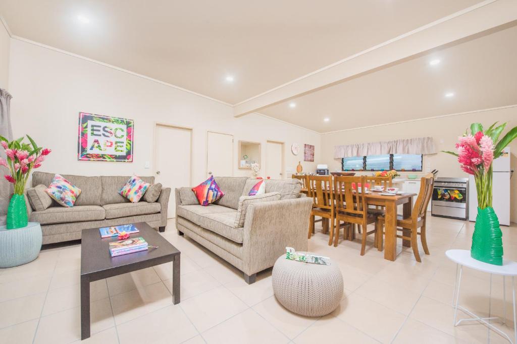 拉罗汤加Cook Islands Holiday Villas-Tuoro Holiday的客厅配有沙发和桌子