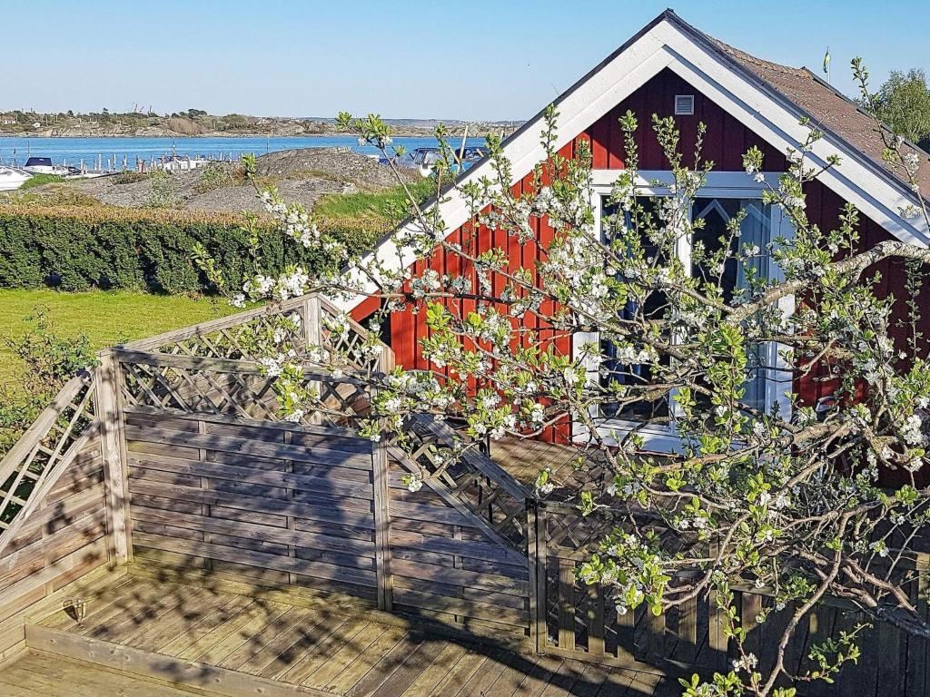 HällsvikHoliday home in Torslanda 2的一座红色的房子,有木坡向