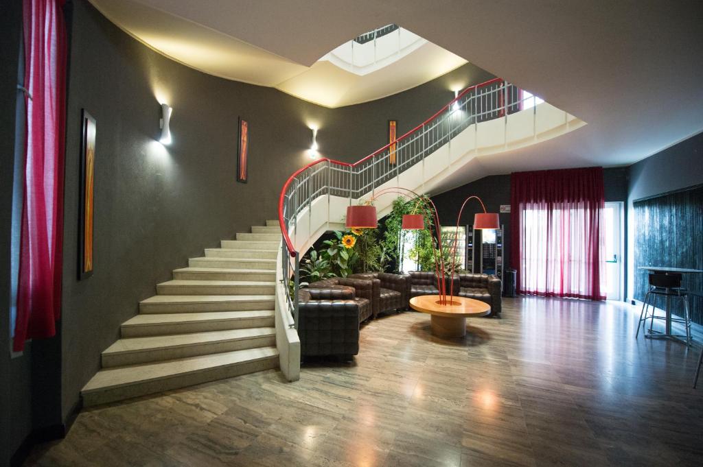 米兰森尼西奥住宅酒店的一间带楼梯和沙发的客厅
