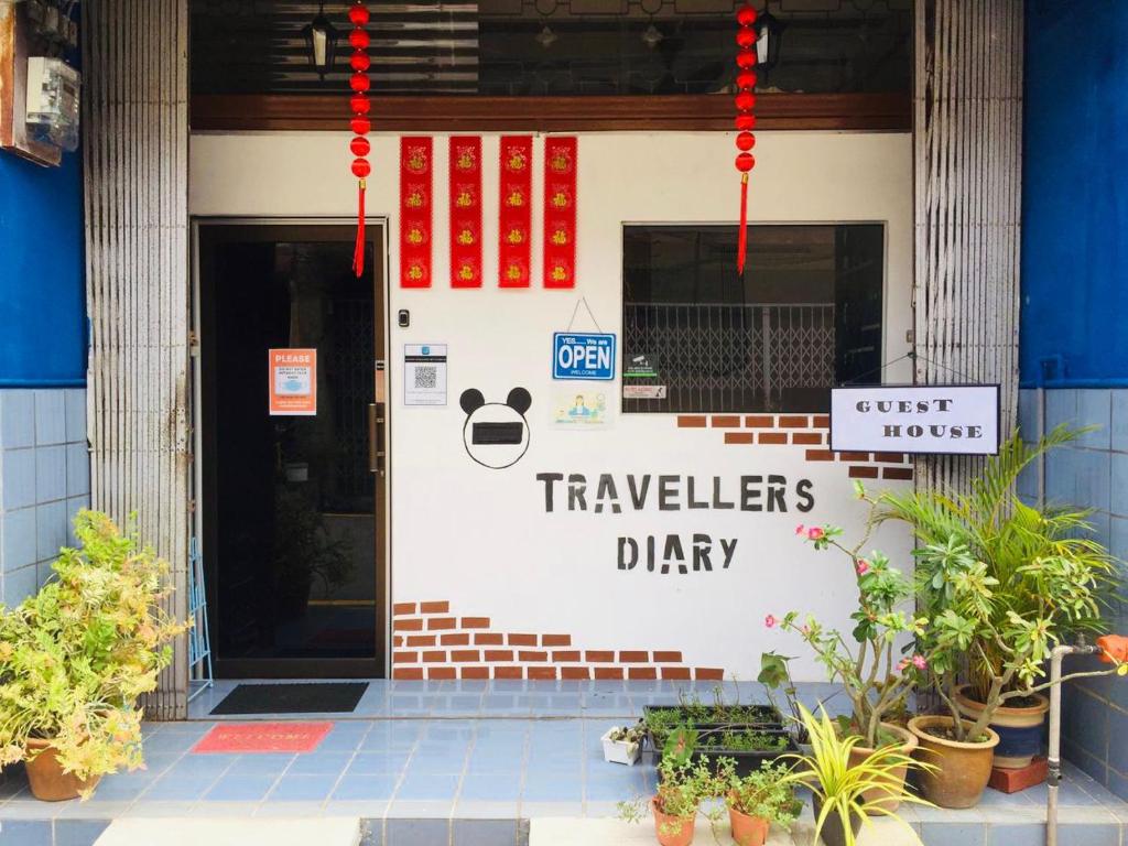 马六甲Travellers Diary Guesthouse的餐厅前门的标志