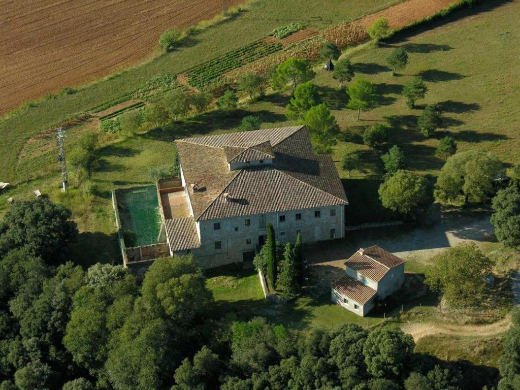 ArgelaguerMas Espuella的田野上大房子的空中景观